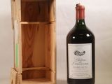 une bouteille de vin posée à côté d'une caisse en bois