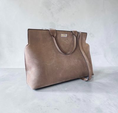 un sac à main marron posé sur une table blanche