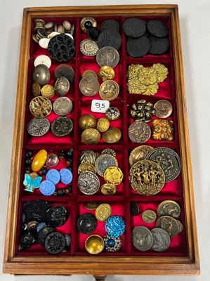 une boîte en bois remplie d'une multitude de boutons de toutes sortes