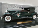 une maquette d'une vieille voiture exposée dans un musée