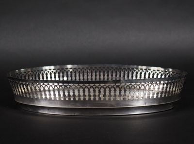 une assiette en argent ornée d'un motif circulaire