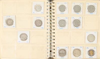 un livre ouvert dans lequel se trouvent plusieurs pièces de monnaie