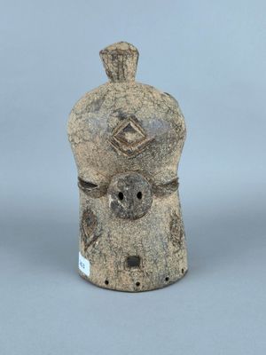 un gros plan d'un vase sur lequel est représenté un visage