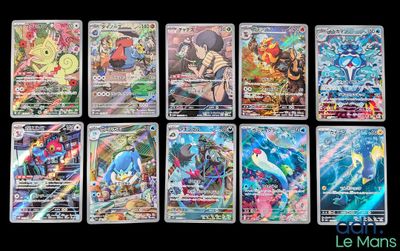 Les cartes Pokémon sont alignées sur une surface noire