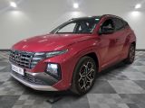 Le SUV rouge est garé sur un sol à damier dans un garage.
