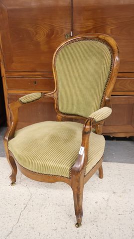 Fauteuil Louis Philippe garni de velours vert. État d’usage 