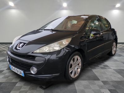 la photo d'une voiture noire garée dans un garage