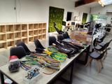 Plusieurs raquettes de tennis sont alignées sur une table dans une pièce.