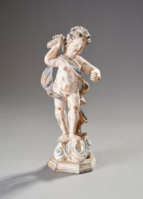statue d'un garçon avec un oiseau sur l'épaule
