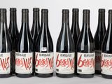 six bouteilles de vin rouge sont alignées
