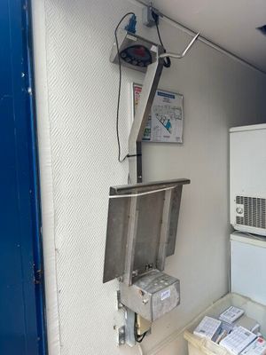 une photo d'une pièce avec une balance et un réfrigérateur