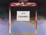 Flacon de parfum Chanel n° 5 sur fond bleu avec des nuages