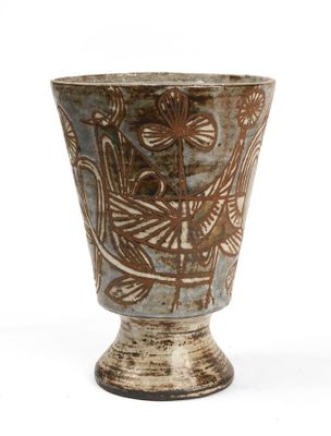 un vase orné d'un motif sur l'extérieur