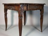 une petite table en bois surmontée d'un tiroir