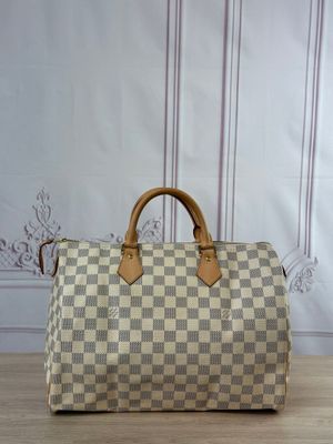 une photo d'un sac Louis Vuitton posé sur une table