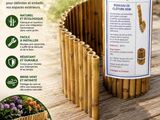 un gros plan sur un rouleau de baguettes en bambou posé sur une table en bois