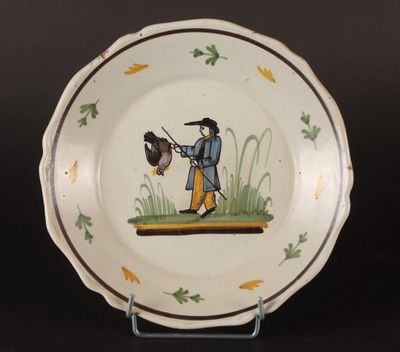 NEVERS ou AUXERRE : Assiette en faïence à décor polychrome "…