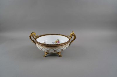 Coupe en porcelaine, monture en bronze.