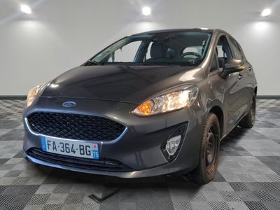 l'avant d'une Ford Fiesta grise garée sur un sol à damier