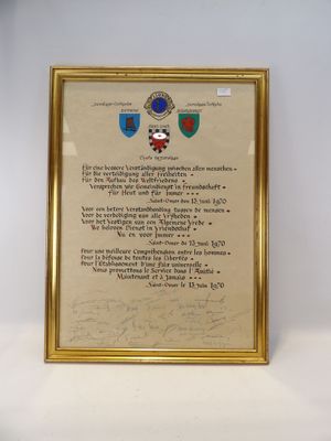 une image représentant une photo encadrée d'une plaque sur laquelle figure un blason