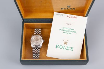 une montre Rolex dans son coffret, accompagnée d'un livret