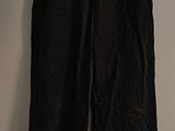un pantalon noir suspendu à un cintre dans une pièce