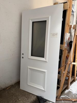 une porte blanche avec une vitre dans une pièce