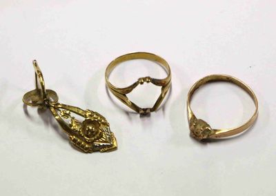 trois bagues en or et une bague ornée d'un oiseau