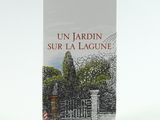 une photo d'un coffret de parfum posé sur une surface blanche