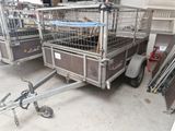 une petite remorque équipée d'une cage à l'arrière