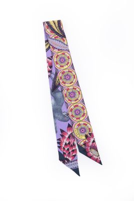 une cravate violette ornée d'un motif floral