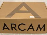 une boîte en carton sur laquelle est inscrit le mot « arcam »
