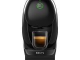 Une machine à café Krups avec une tasse de café à côté