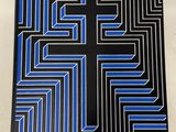 une photo d'un livre noir et bleu sur lequel figure une croix