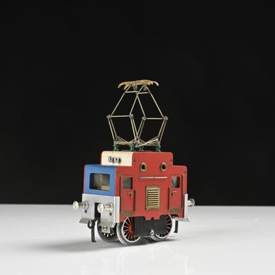un wagon rouge et bleu surmonté d'un feu