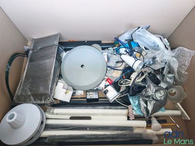 une boîte contenant de nombreux objets