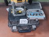 une machine posée sur le sol à côté d'une boîte