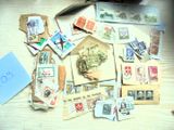 une pile de timbres posée sur une table, à côté d'une paire de ciseaux