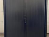 une photo d'une armoire métallique noire dans un garage