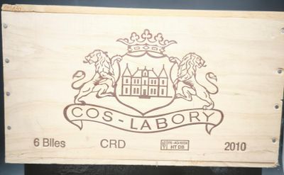 une boîte en bois portant un logo