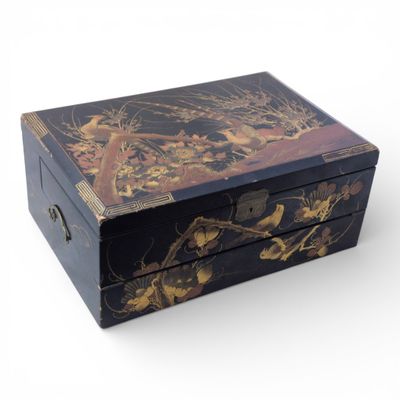 JAPON Coffret écritoire en bois à décor laqué d'animaux et b…