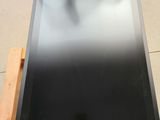 une photo d'une tablette posée sur un support en bois