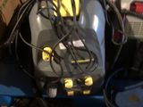 une photo montrant un aspirateur et d'autres objets posés par terre