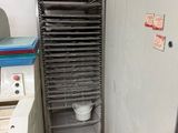 une photo d'une cuisine professionnelle avec une étagère remplie d'aliments