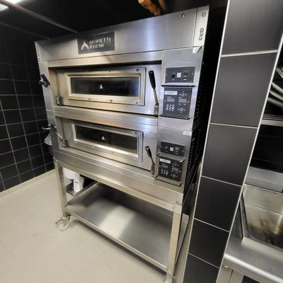 une image d'un four commercial dans une cuisine commerciale