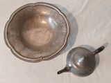 une théière en argent et une théière en argent posées sur une table