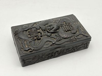 Petite boîte rectangulaire noire en étain à décor en relief …