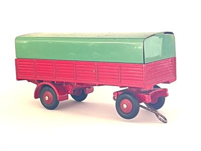 DINKY TOYS France. Remorque à quatre roues, rouge à bâche ve…