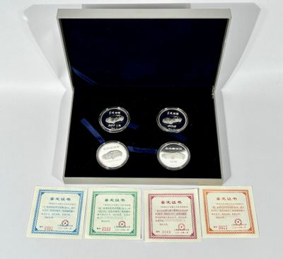Deux pièces d'argent se trouvent dans une boîte entourée d'un ruban bleu.