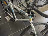 de nombreux vélos qui traînent par terre dans le magasin